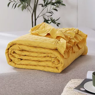 Narzuta dekoracyjna RUFFY 240x260 pikowana z falbanką musztardowa