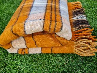 Koc wełniany z frędzlami 150x200 wełna polska krata miodowy brązowy