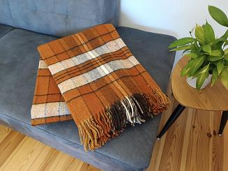 Koc wełniany z frędzlami 150x200 wełna polska krata miodowy brązowy