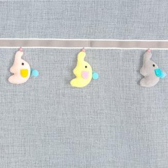 Firana gotowa na przelotkach 140X250 KIDS Eurofirany biała z dekoracyjną taśmą z wiszącymi trójwymiarowymi słonikami