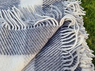 Koc wełniany jagnięcy z frędzlami 150x200 krata grafitowy ekri