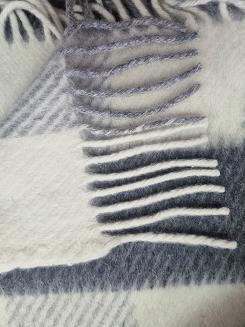 Koc wełniany jagnięcy z frędzlami 150x200 krata grafitowy ekri