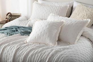 Poszewka karbowana struktura do narzuty Amour 45x45 biała pikowana z falbanką