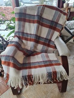 Koc wełniany z frędzlami 150x200 wełna nowozelandzka krata terakota ekri szary czerwony
