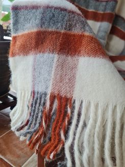 Koc wełniany z frędzlami 150x200 wełna nowozelandzka krata terakota ekri szary czerwony