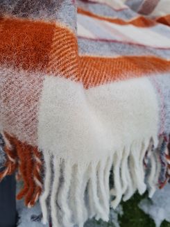Koc wełniany z frędzlami 150x200 wełna nowozelandzka krata terakota ekri szary czerwony