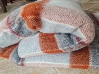 Koc wełniany z frędzlami 150x200 wełna nowozelandzka krata terakota ekri szary czerwony