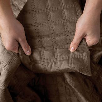 Narzuta dekoracyjna VELVI 170x210 pikowana w geometryczny wzór brązowa