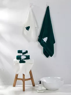 Świąteczny ręcznik bawełniany CHRISTMAS TREE 70x140 butelkowy z haftem choinki