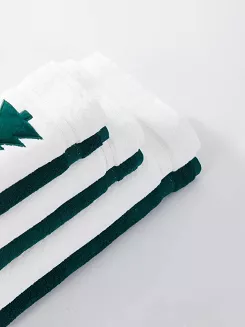 Świąteczny ręcznik bawełniany CHRISTMAS TREE 70x140 butelkowy z haftem choinki
