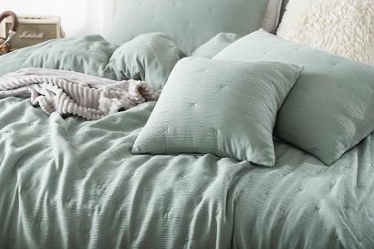 Poszewka muślinowa struktura do narzuty Stella 50x70 szałwiowa z haftem krzyżyków