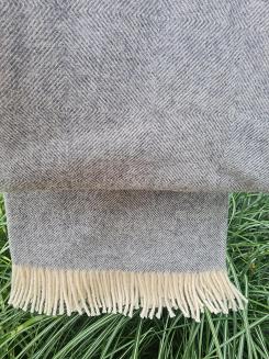Koc wełniany z frędzlami 150x200 DIAGONAL wełna nowozelandzka popiel