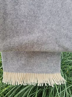 Koc wełniany z frędzlami 150x200 DIAGONAL wełna nowozelandzka popiel