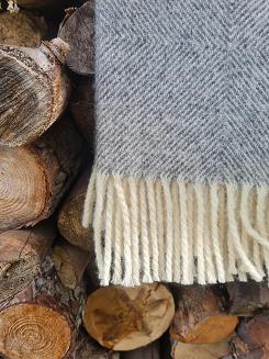 Koc wełniany z frędzlami 150x200 DIAGONAL wełna nowozelandzka popiel