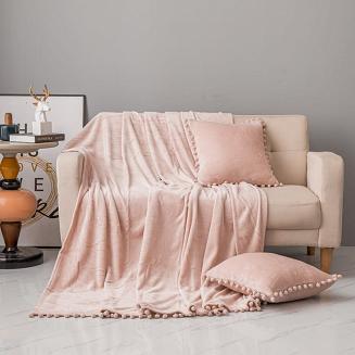 Koc narzuta Pompie 150x200 pudrowy róż z pomponami