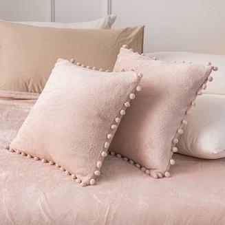 Koc narzuta Pompie 150x200 pudrowy róż z pomponami