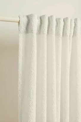 Zasłona gotowa na taśmie Dreamy Boucle 140x270 kremowa o strukturze boucle