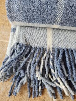 Koc wełniany z frędzlami 160x200 kratka szary granatowy