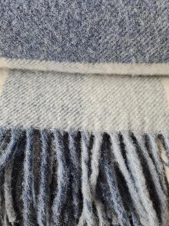 Koc wełniany z frędzlami 160x200 kratka szary granatowy