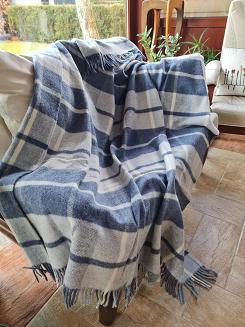 Koc wełniany z frędzlami 160x200 kratka szary granatowy