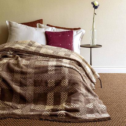 Koc bawełniano-akrylowy 150x200 brązowy beżowy z frędzlami fantazyjna szachownica