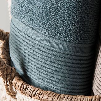 Ręcznik bawełniany NAOMI 50x90 niebieski z bordiurą w trójwymiarowe paski