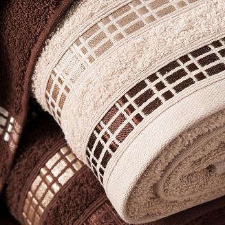 Ręcznik bawełniany LUXURY 70x140 beżowy z bordiurą w geometryczne pasy