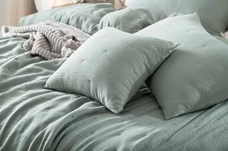 Narzuta dekoracyjna muślinowa struktura Stella 140x200 szałwiowa z haftem krzyżyków