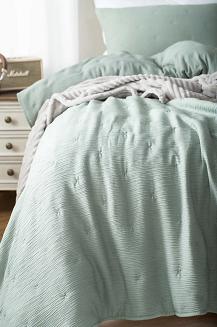 Narzuta dekoracyjna muślinowa struktura Stella 140x200 szałwiowa z haftem krzyżyków