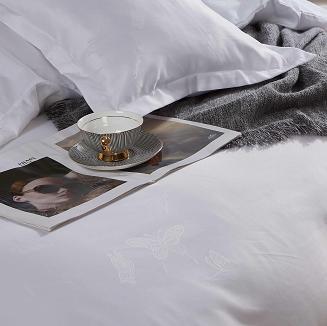 Pościel atłasowa z haftem 200x220 ekskluzywna biała motyle