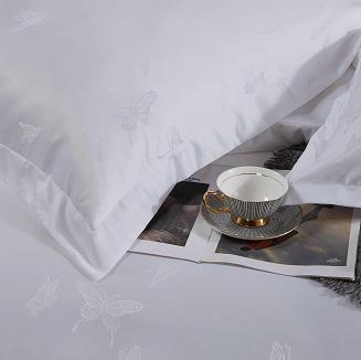 Pościel atłasowa z haftem 200x220 ekskluzywna biała motyle