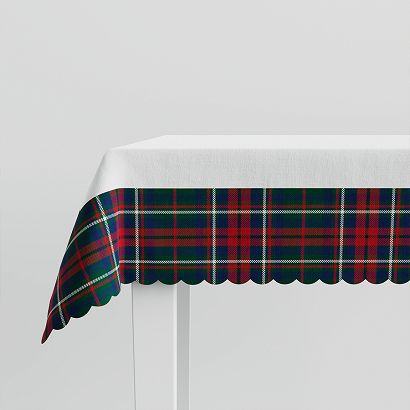 Obrus wodoodporny NINA 140x220 biały ozdobiony na brzegach szkocką kratą