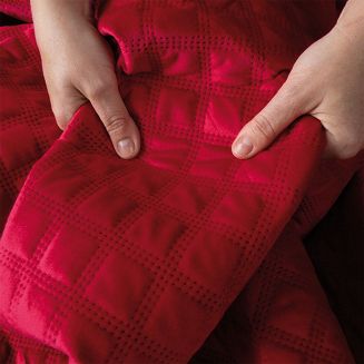 Narzuta dekoracyjna VELVI 170x210 pikowana w geometryczny wzór czerwona