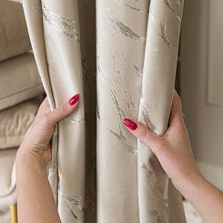 Zasłona gotowa na przelotkach MARMA 140x250 jasnokremowa ze srebrnym nadrukiem