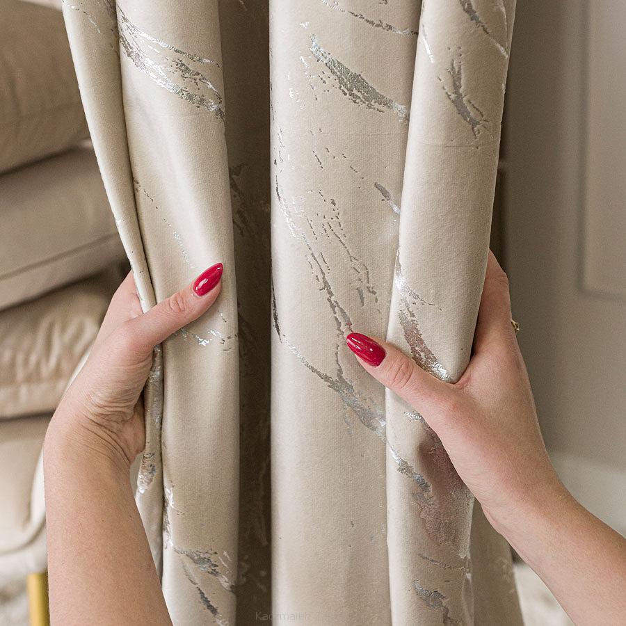 Zasłona gotowa na przelotkach MARMA 140x250 jasnokremowa ze srebrnym nadrukiem