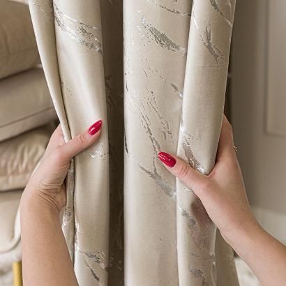 Zasłona gotowa na przelotkach MARMA 140x250 jasnokremowa ze srebrnym nadrukiem