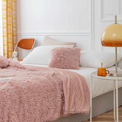 Koc narzuta na łóżko YETI 200x220 włochacz o strukturze futra pudrowy