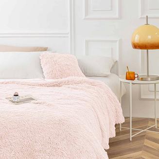 Koc narzuta na łóżko YETI 200x220 włochacz o strukturze futra jasnopudrowy