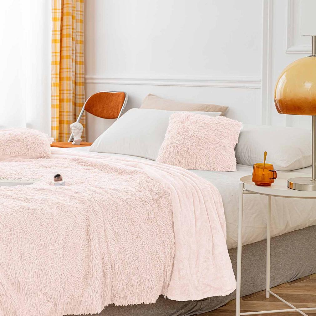 Koc narzuta na łóżko YETI 200x220 włochacz o strukturze futra jasnopudrowy