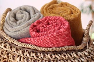 Koc wełniany z frędzlami 140x200 JODEŁKA wełna nowozelandzka beżowy