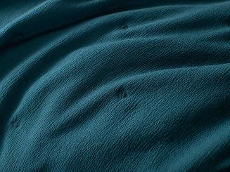 Narzuta dekoracyjna fakturowana Dotta 160x220 szmaragodowa z haftem kropek