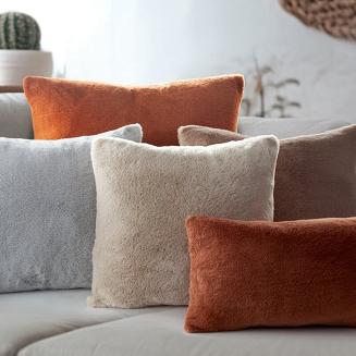 Poszewka dekoracyjna NINA 45x45 Eurofirany jasnobeżowa futrzana i puszysta