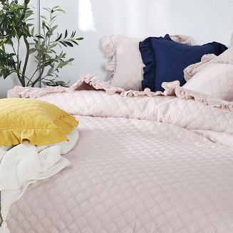 Narzuta dekoracyjna RUFFY 140x200 pikowana z falbanką pudrowa