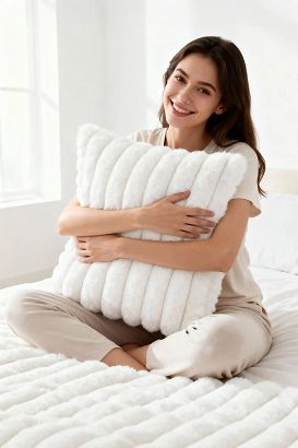 Poszewka dekoracyjna BUNNY 50x70 biała Futrzana Puszysta Miła