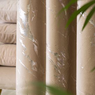 Zasłona gotowa na taśmie MARMA 140x250 ciemnobeżowa ze srebrnym nadrukiem