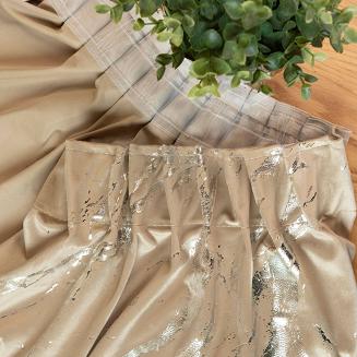 Zasłona gotowa na taśmie MARMA 140x250 ciemnobeżowa ze srebrnym nadrukiem