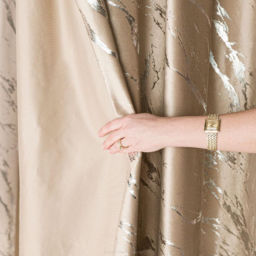 Zasłona gotowa na taśmie MARMA 140x250 ciemnobeżowa ze srebrnym nadrukiem