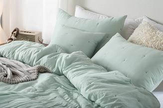 Narzuta dekoracyjna fakturowana Dotta 160x220 szałwiowa z haftem kropek