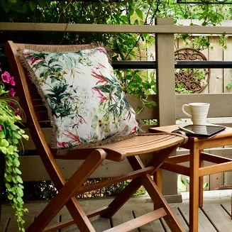 Poszewka dekoracyjna wodoodporna GARDEN 45x45 Eurofirany biała w subtelny nadruk kwiatów z frędzlami