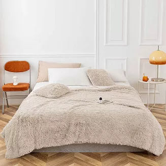 Koc narzuta na łóżko YETI 150x200 włochacz o strukturze futra jasnobeżowy